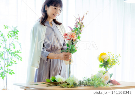 花を生けるシニア女性 花を生けるシニア女性 141168345