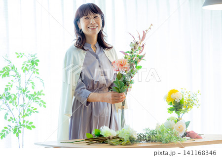 花を生けるシニア女性 花を生けるシニア女性 141168346