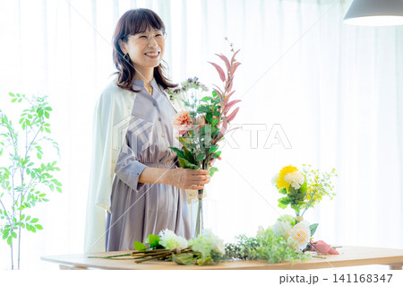 花を生けるシニア女性 花を生けるシニア女性 141168347