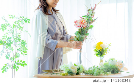 花を生けるシニア女性 141168348
