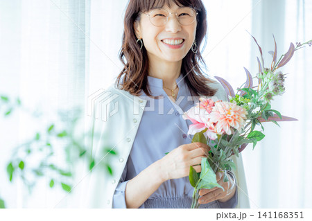 花を生けるシニア女性 141168351