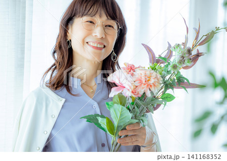 花を生けるシニア女性 花を生けるシニア女性 141168352