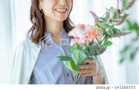 花を生けるシニア女性 花を生けるシニア女性 141168353
