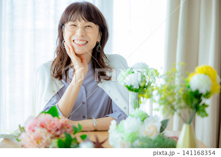 花を生けるシニア女性 花を生けるシニア女性 141168354