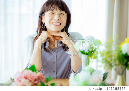 花を生けるシニア女性 花を生けるシニア女性 141168355