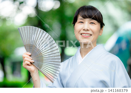 扇子を持つ着物を着た女性 扇子を持つ着物を着た女性 141168379