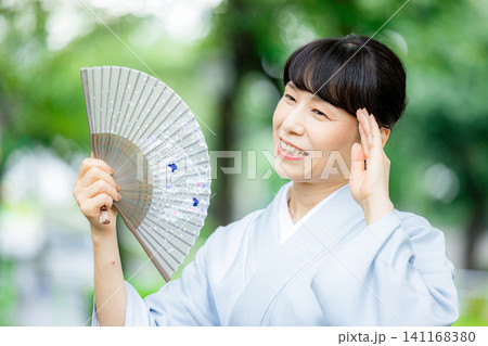 扇子を持つ着物を着た女性 扇子を持つ着物を着た女性 141168380