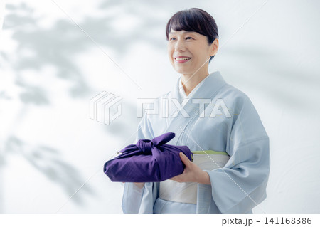風呂敷包みを持つ着物姿の女性 風呂敷包みを持つ着物姿の女性 141168386