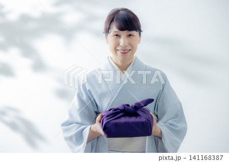 風呂敷包みを持つ着物姿の女性 風呂敷包みを持つ着物姿の女性 141168387