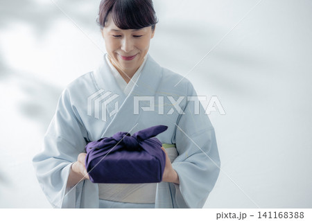 風呂敷包みを持つ着物姿の女性 風呂敷包みを持つ着物姿の女性 141168388