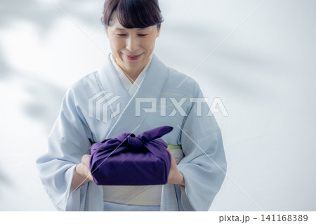 風呂敷包みを持つ着物姿の女性 風呂敷包みを持つ着物姿の女性 141168389