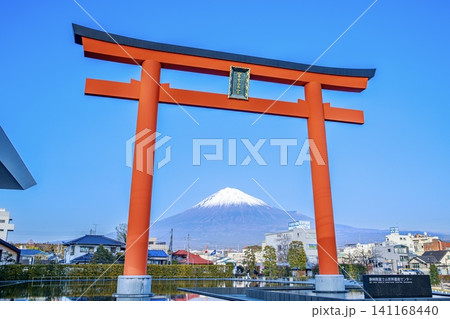 富士宮市、富士山本宮浅間大社一の鳥居と冠雪した富士山 富士宮市、富士山本宮浅間大社一の鳥居と冠雪した富士山 141168440
