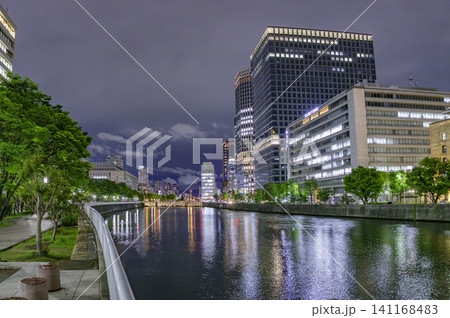 大阪夜景 中之島 淀屋橋と土佐堀川 大阪府大阪市 大阪夜景 中之島 淀屋橋と土佐堀川 大阪府大阪市 141168483