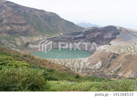 宮城県 蔵王山頂からのお釜の眺め 宮城県 蔵王山頂からのお釜の眺め 141168515