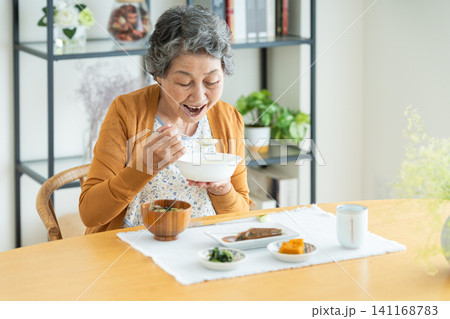 家で介護食を食べるシニアの女性 家で介護食を食べるシニアの女性 141168783