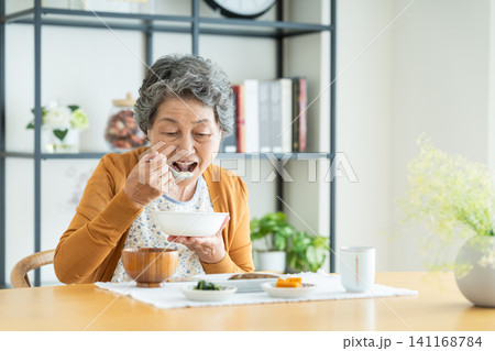 家で介護食を食べるシニアの女性 家で介護食を食べるシニアの女性 141168784