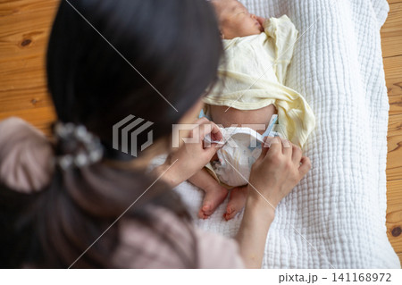 新生児のオムツを替えているところ 新生児のオムツを替えているところ 141168972