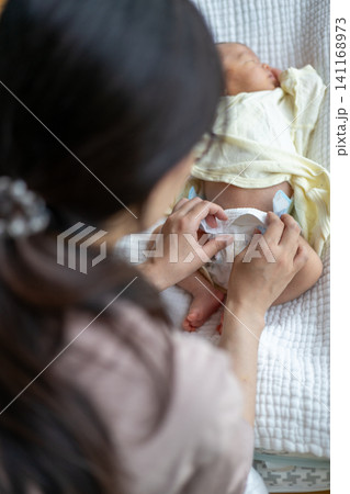 新生児のオムツを替えているところ 新生児のオムツを替えているところ 141168973