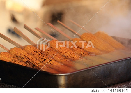 焼きたてのとうもろこし 保温される焼きトウモロコシ 焼きたてのとうもろこし 保温される焼きトウモロコシ 141169145