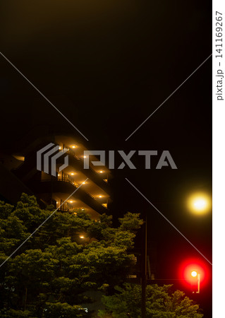 静かな夜の街並みとマンションの明かり 静かな夜の街並みとマンションの明かり 141169267