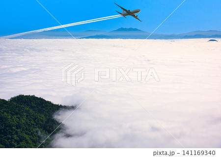 真っ白い雲海上空を飛行する飛行機合成 141169340
