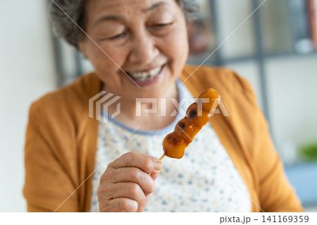 みたらし団子を食べるシニアの女性 みたらし団子を食べるシニアの女性 141169359