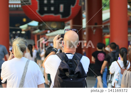 浅草寺をスマートホンで撮影する外国人観光客 浅草寺をスマートホンで撮影する外国人観光客 141169372