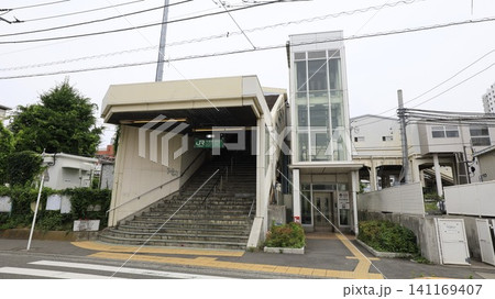 JR東海道線の平塚駅、西改札口南側出入口、階段とエレベーターが設置 141169407