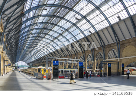 ロンドン・キングスクロス駅の歴史ある駅舎 ロンドン・キングスクロス駅の歴史ある駅舎 141169539