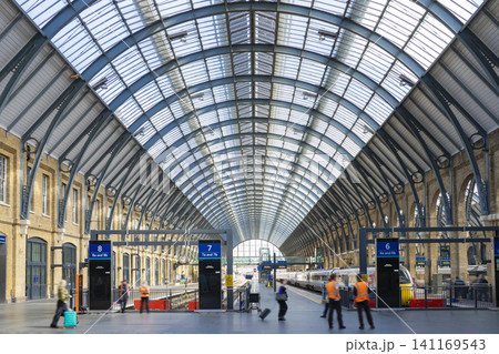 ロンドン・キングスクロス駅の歴史ある駅舎 141169543