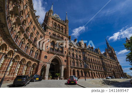ロンドン・セントパンクラス駅の歴史的駅舎とヴィクトリア建築 ロンドン・セントパンクラス駅の歴史的駅舎とヴィクトリア建築 141169547
