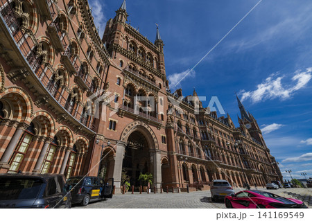 ロンドン・セントパンクラス駅の歴史的駅舎とヴィクトリア建築 ロンドン・セントパンクラス駅の歴史的駅舎とヴィクトリア建築 141169549