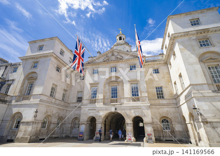 ロンドン・ホースガーズ(Horse Guards)の歴史的建築と衛兵交代で有名な近衛騎兵本部 ロンドン・ホースガーズ(Horse Guards)の歴史的建築と衛兵交代で有名な近衛騎兵本部 141169566