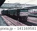 国鉄時代の大宮駅に停車するEF58形電気機関車（152号機）牽引の荷物列車 141169581