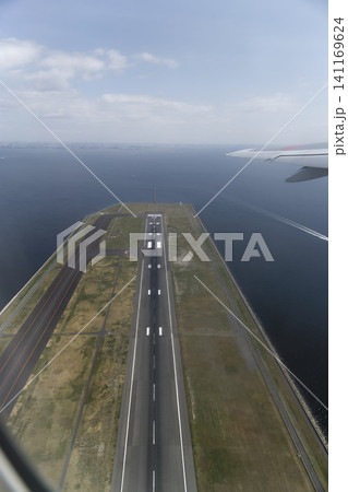 羽田空港の滑走路 141169624