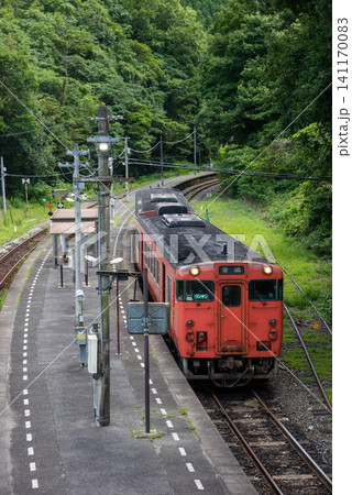 深い緑に囲まれたJR仁保駅に停車するローカル列車 深い緑に囲まれたJR仁保駅に停車するローカル列車 141170083