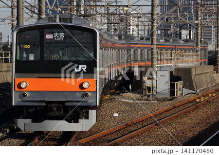 新習志野に進入する 武蔵野線 205系 M52編成「しもうさ号 大宮」 141170480