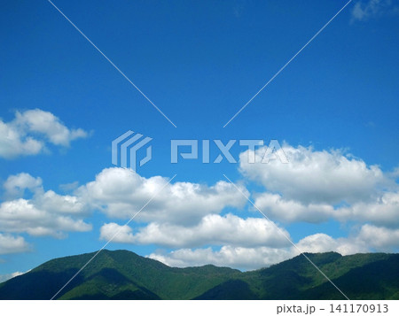青空と白い雲が広がる夏山の爽快な自然風景 青空と白い雲が広がる夏山の爽快な自然風景 141170913