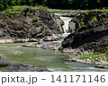 北海道芦別市、複雑な地形の中を流れ落ちる空知大滝【7月】 141171146