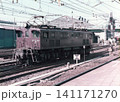 国鉄時代の大宮駅構内に単機で停車するEF15形電気機関車（196号機） 141171270