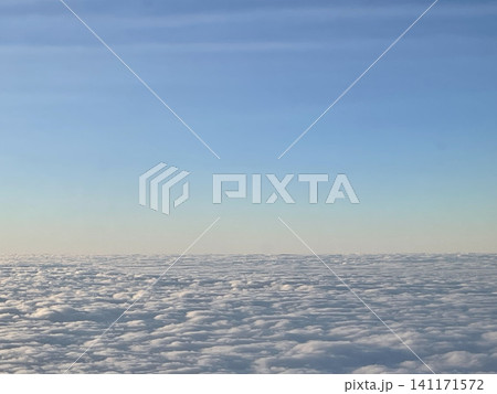 飛行機から見える雲海 141171572
