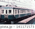 国鉄時代の駅構内に停車するスカ色の旧型国電（クモハ43形電車）の前面アップ 141171573