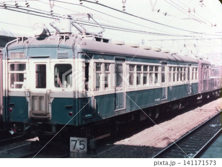 国鉄時代の駅構内に停車するスカ色の旧型国電(クモハ43形電車)の前面アップ 国鉄時代の駅構内に停車するスカ色の旧型国電(クモハ43形電車)の前面アップ 141171573