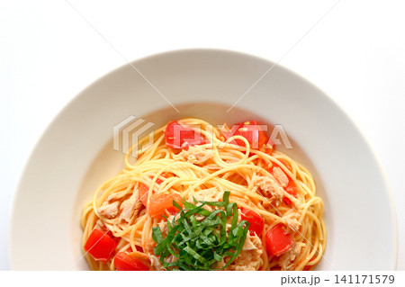 白背景の真上から見たツナとトマトのパスタ 白背景の真上から見たツナとトマトのパスタ 141171579