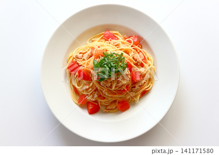 白背景の真上から見たツナとトマトのパスタ 白背景の真上から見たツナとトマトのパスタ 141171580