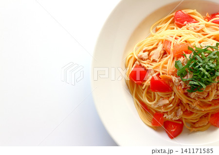 白背景の真上から見たツナとトマトのパスタ 白背景の真上から見たツナとトマトのパスタ 141171585