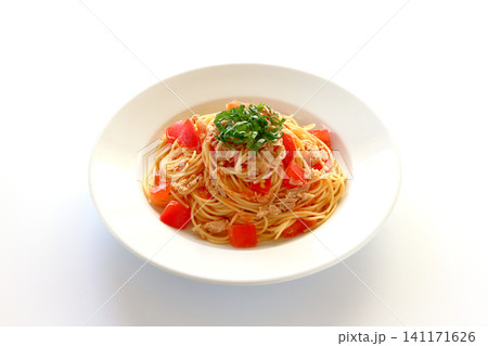白背景のツナとトマトのパスタ 白背景のツナとトマトのパスタ 141171626
