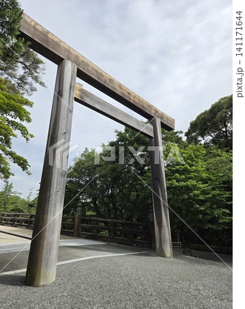 参道の入り口に立つ伊勢神宮内宮の大きな木製鳥居 参道の入り口に立つ伊勢神宮内宮の大きな木製鳥居 141171644