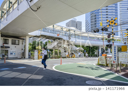 神奈川県川崎市の都市風景 鹿島田駅前の踏切と歩道橋 神奈川県川崎市の都市風景 鹿島田駅前の踏切と歩道橋 141171966
