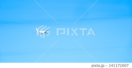 青空に向かって飛び立つ飛行機の風景 青空に向かって飛び立つ飛行機の風景 141172007